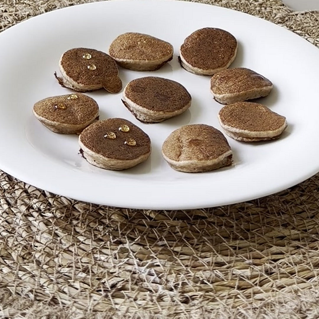 Tortitas pequeñas de manzana y avena con gotas de Monk Fruit, en un plato blanco